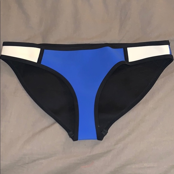 Triangl Bikini - Picture 5 of 7